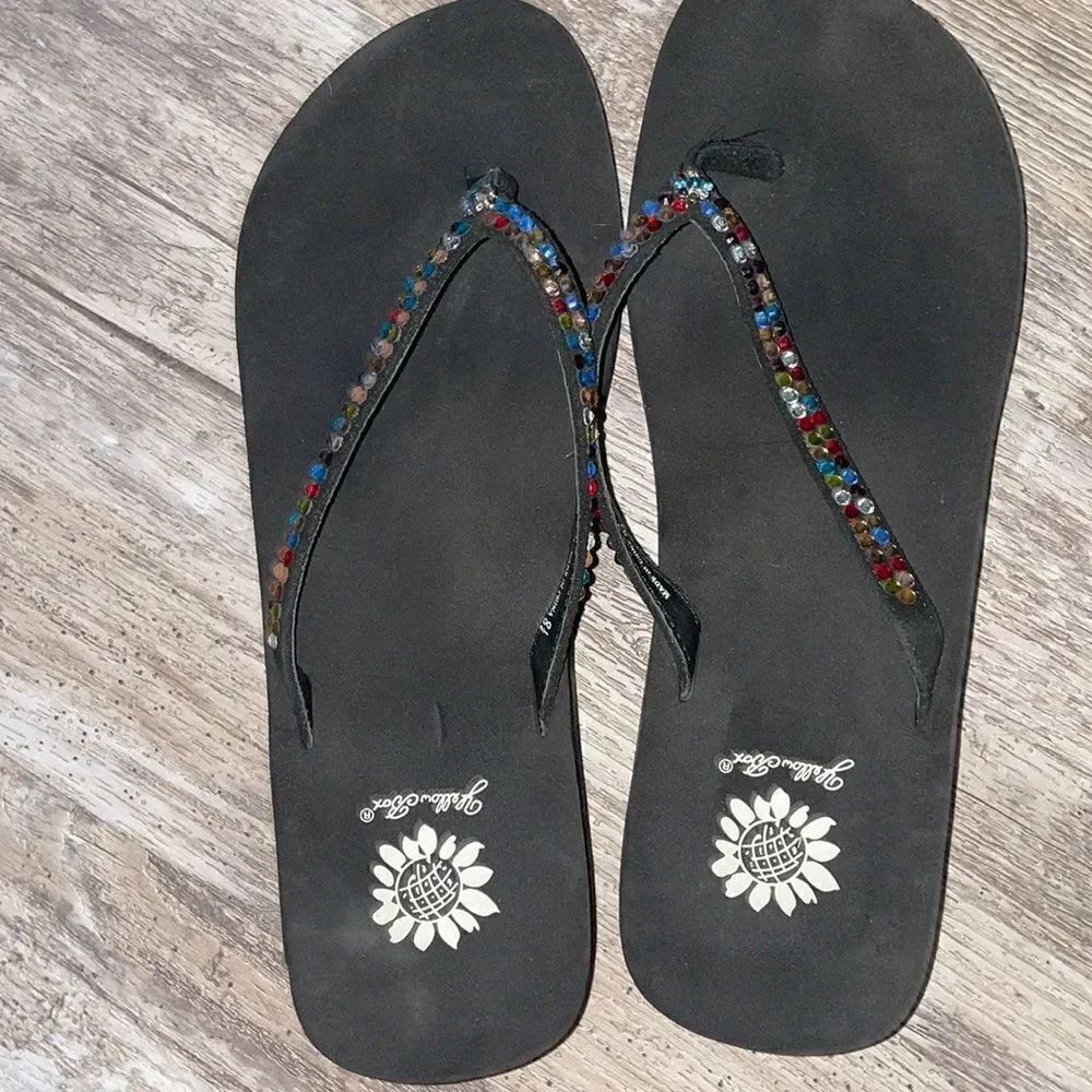 YELLOW BOX JELLOW multi color crystals sz 8.5